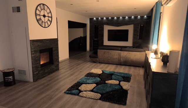 Le Cosyfive 5-bedroom house 143M2 with billiard room and summer kitchen in Jonage