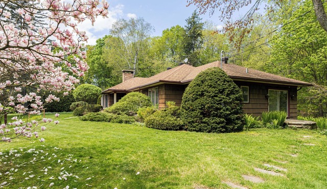 Le Hudson Hideaway | Large Mid Century Bungalow with Ultimate Privacy on 1 Acre in Hudson
