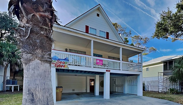 Located Just One Block From Beach w/Spacious Porch in Tybee Island
