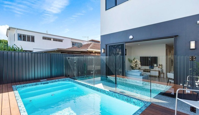 Luxe Mermaid Retreat in Mermaid Beach
