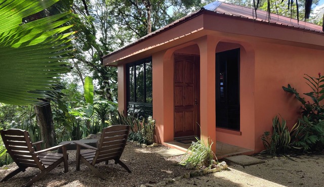 Luxury, affordable, close to town and all of the attractions in the CAYO area. in Santa Elena