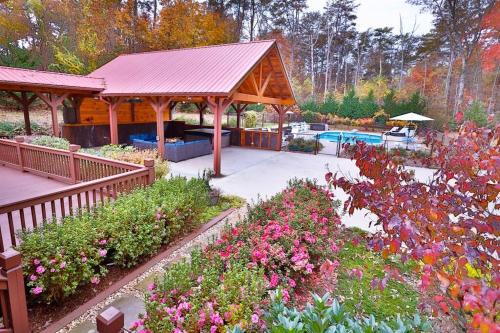 Luxury Cabin with Heated Pool, Hot-Tub & Deluxe Outdoors in Morganton