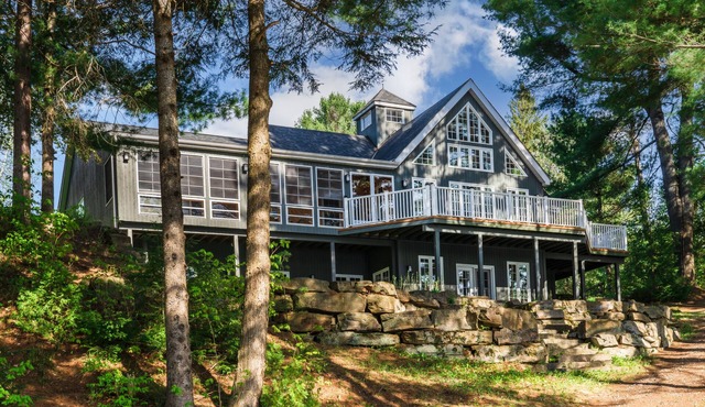 Luxury Cottage Living on the Lake in Muskoka in Baysville