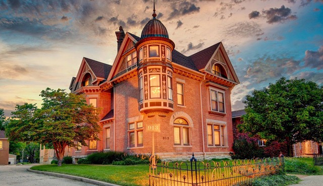 Luxury Historic Escape | Whole House Sleeps 18 | Walkable Location in Springfield