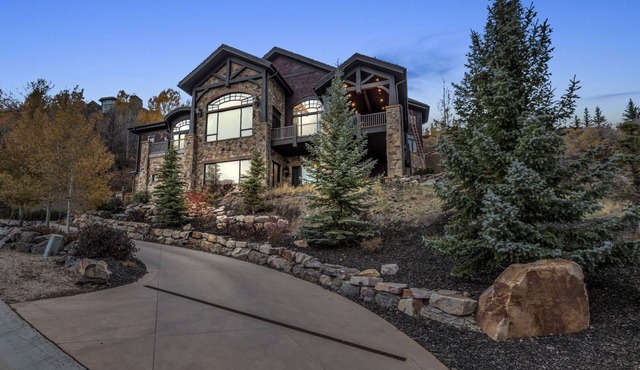 Luxury Ski-In-Out Mountain Retreat, Elegant Comfort, Private Hot Tub in Park City