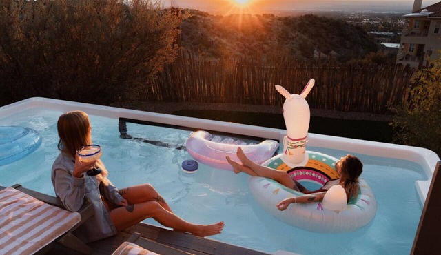 Luxury Villa: Panoramic Views, Pool & Hot Tub in Albuquerque