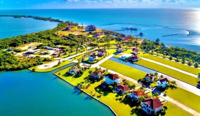 Luxury Waterfront Home + RESORT ACCESS! No sargassum! in Stann Creek District