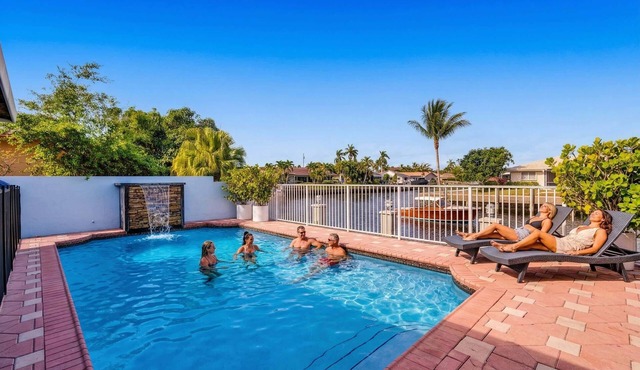 Luxury Waterfront w Pool, Sauna, Dock & Playground in Fort Lauderdale
