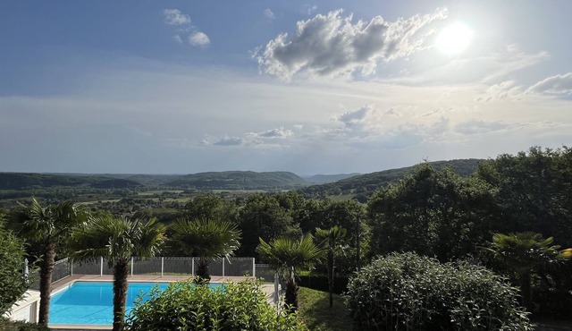 Maison Avec Piscine et vue sur la Vallée de la Dordogne in Pechs-de-l'Espérance