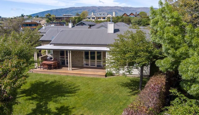Meadowstone Villa | Cosy with Gas Fireplace & BBQ in Wanaka