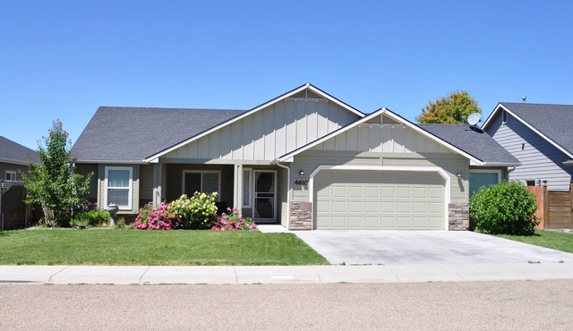 Modern 3 BR/2 BA home-1Gig Internet-1440sqft-long stays-no cleaning fees in Caldwell