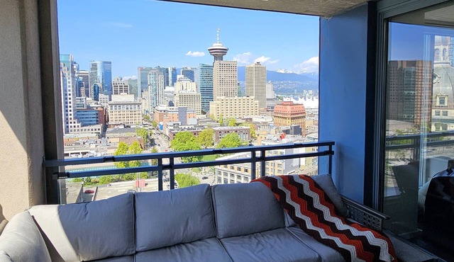 Modern DT 2-Bed Condo, Large Balcony, Great View, Free Parking, A/C, EV charger in Vancouver