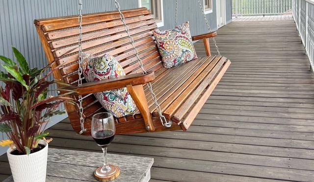 Nanny's Place- Cozy Porchview Getaway B&B by Shawnee Hills Wine Trail and Parks in Jonesboro