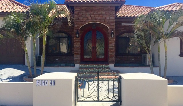 Newer House With 4 Master Bedrooms And 5 Bath in Noord