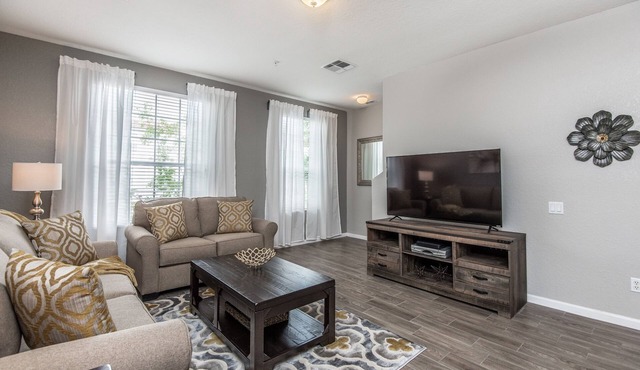 Newly Updated Townhome, Sleeps 10 *FREE Vista Cay Resort Access* in Orlando