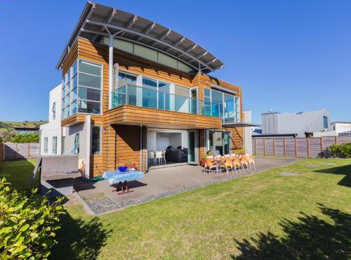 Ocean Escape - Omaha Holiday Home in Auckland