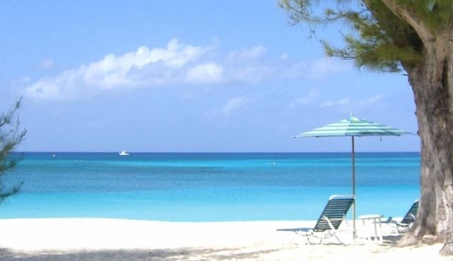 Oceanfront Luxury Villa, Seven Mile Beach in George Town