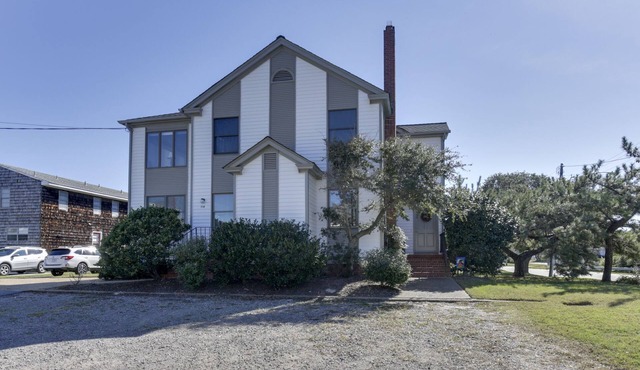 Oceanside Condo, 4 Bedrooms + Convertible bed(s), 3 Baths, (Sleeps 10) in Virginia Beach
