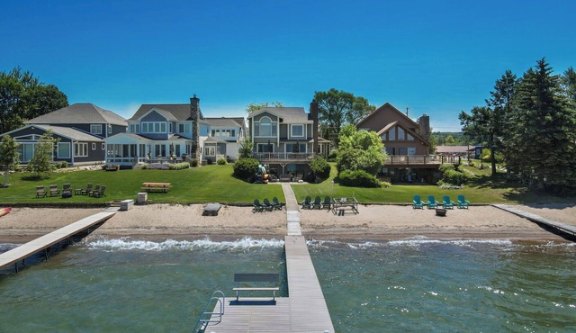 On Crystal Lake, Newly Remodeled, Best Views & Location, Walk to town in Beulah