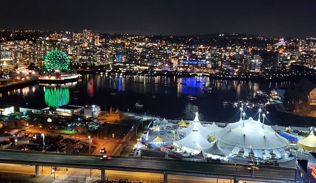 Outstanding 32nd floor Stunning unubstructed views 2bedroom den sleeps 5 parking in Vancouver