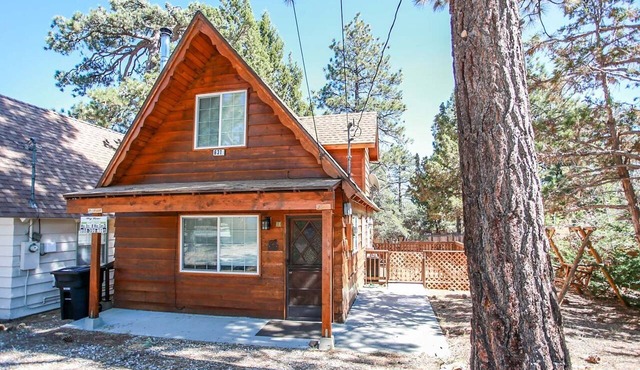 Palms To Pines Sugarloaf Log Cabin at Big Bear in Sugarloaf