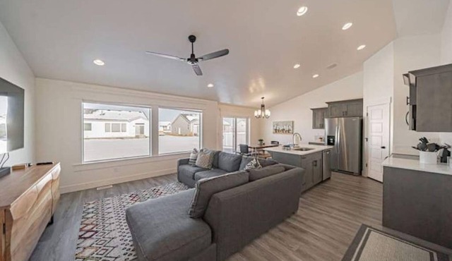 Peaceful Barcelona Family Retreat – Quiet Comfort in a Safe Neighborhood in Ammon