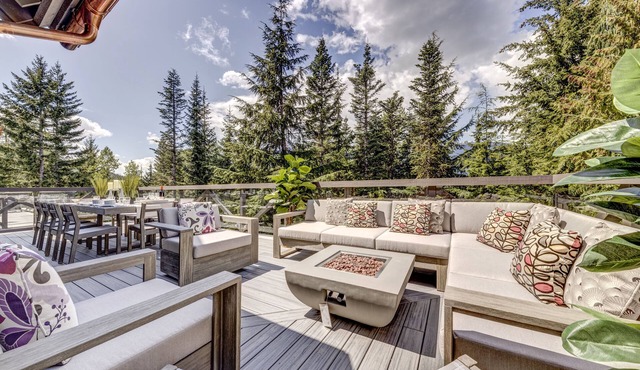 Pinnacle Ridge 5 - Ski in Ski out, Private Hot Tub, Gas Fireplace in Whistler