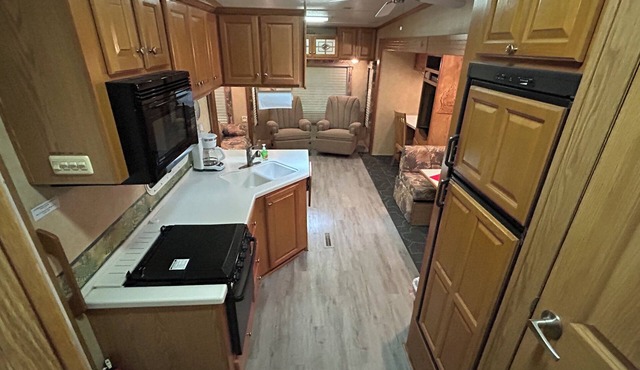 Platte - 37ft RV Camper in the Woods with Fire pit & Hot Tub Access in Benzonia