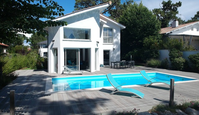 Pleasant air-conditioned villa, heated swimming pool, close to the sea, 18-hole golf course, tennis court. in Arcachon