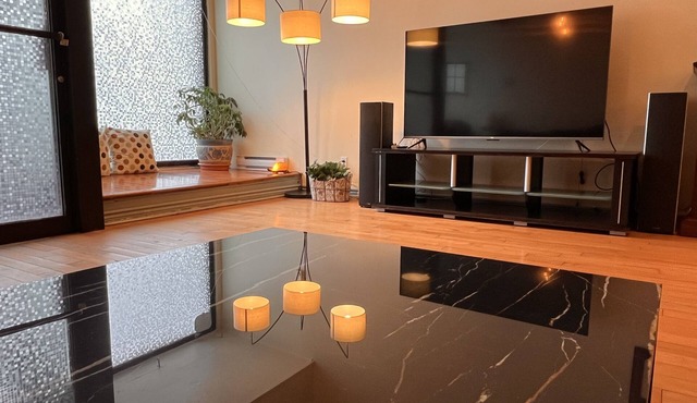 Private 3-Level Townhouse + 8BR + 8BA + Sleeps 8-30 +Sunny Terrace+Free Parking in Montréal