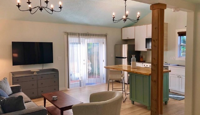 Private Studio Just two block to Lassing park waterfront in St. Petersburg