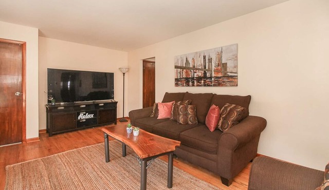 Quiet Area ★ Pool Table ★ Fenced Yard ★ Near Hospital & Airport in Fairview Park