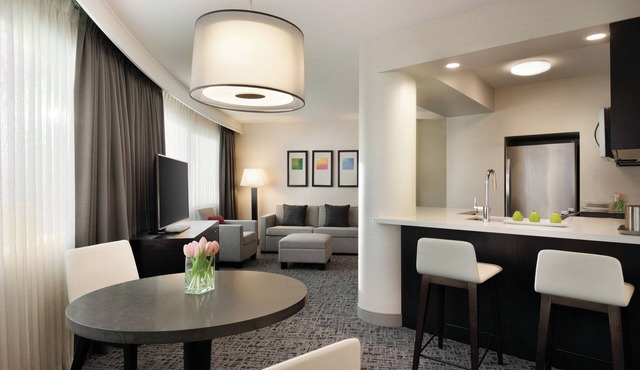 Radisson Hotel Vancouver Airport - Apartment Suites 1King Bedroom - Full Kitchen in Richmond