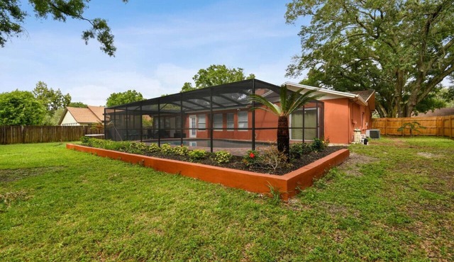 Red Royalty Pool, King Bed, Yard in Tampa