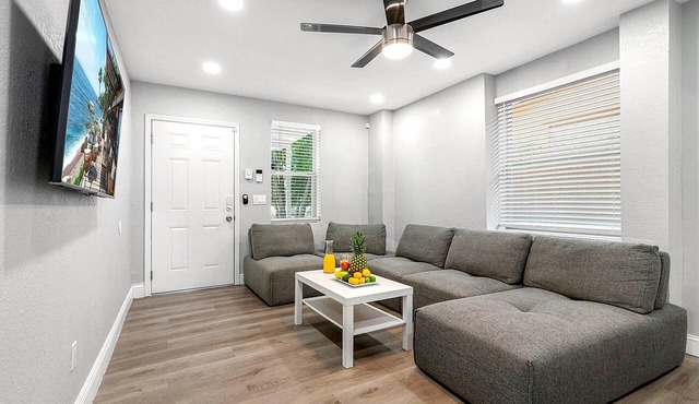 Remodeled 3BR, 6 Min to Busch Gardens | Fenced Yard, Monthly Stays Welcome in Tampa