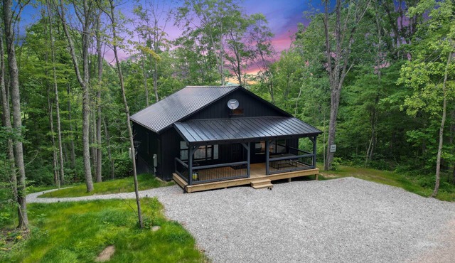 Rest Easy | Hocking Hills, Modern Cabin, Hot Tub in McArthur