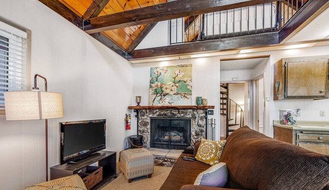 Romantic Cottage with Dog-Friendly Yard - Internet, Fireplace, Snowbird-Friendly in Sugarloaf