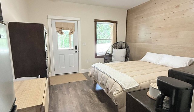 Sakura Valley Studio Suite #7/Private Entrance in beautiful Annapolis Valley in North Alton