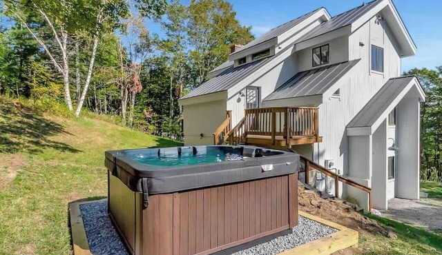 Sap House Hideaway | Walk to Bromley Mt w/Hot Tub in Peru