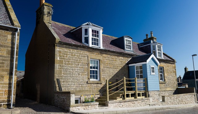 Sea Views, Sauna, Jacuzzi Bath, Decking, BBQ, Summer House, Perfect! in Burghead