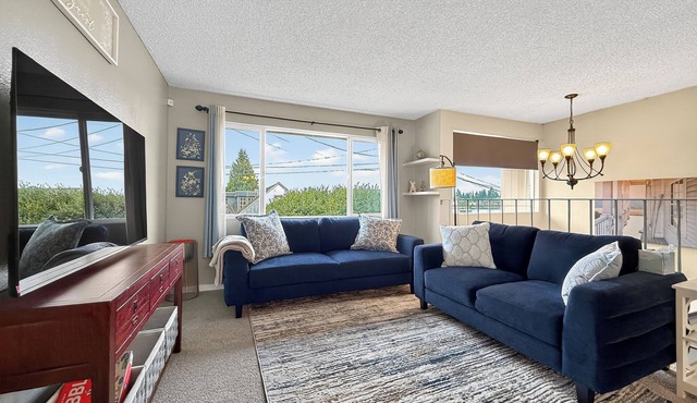 Shabby Chic 3BR Lake Retreat – Walk to Park, Shops, & More in Everett