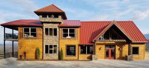 SkyView Mansion:13bdrm, 17bath, Sleeps 70, Indoor Pool, Amazing Views in Pigeon Forge