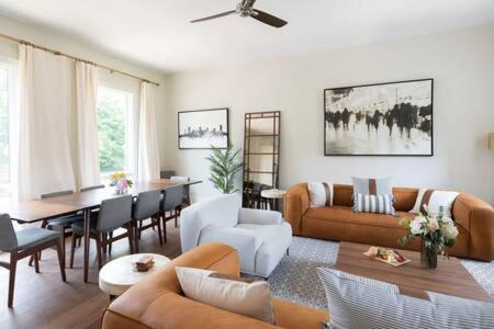 Spacious 4BR, Rooftop Patio, Garage, Walk to Faves, 5 Mins to Nissan Stadium, Less than 10 Mins to Broadway, 24 Hr Hospitality, Great for Groups in Nashville