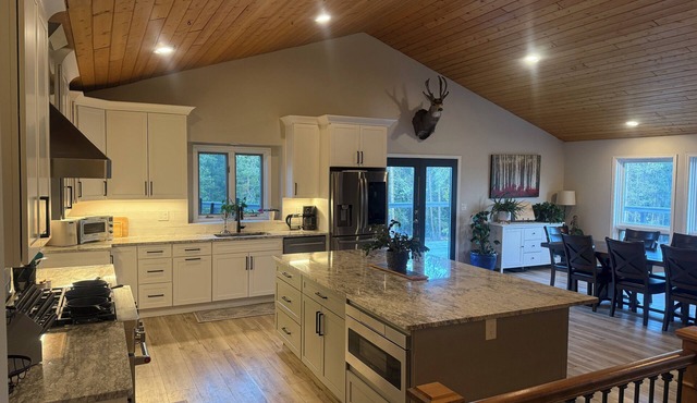 Spacious 6-bedroom house in Conifer, CO-Hot tub, Golf Sim, Home gym, Sauna! in Conifer