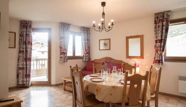 Spacious 6-Person Apartment at the Foot of the Slopes with Parking & WiFi in Lanslevillard