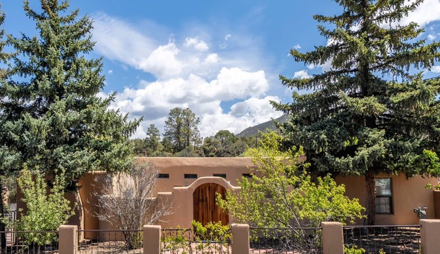 Spacious and Inviting, Views, Walk to Canyon Rd. in Santa Fe