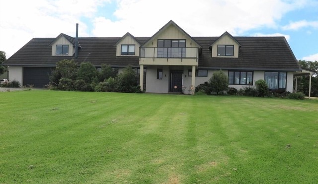 Spacious, modern, tranquil, convenient, great location with sea views & bush. in Tawharanui Peninsula