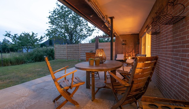 Spacious vacation apartment with garden, surrounded by greenery. in Westerdeichstrich