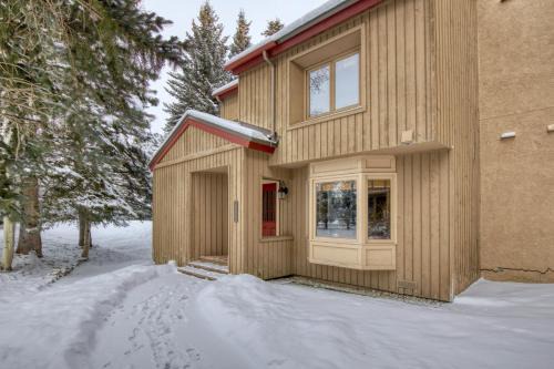 Stunning Summit Condo with Sauna, Hot Tub, Pickleball in Sun Valley