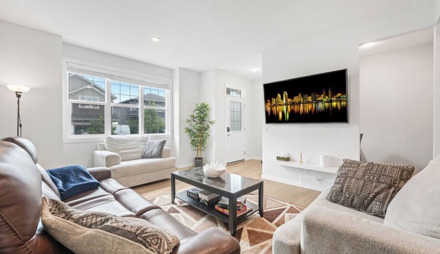 Stylish Family Friendly 3 Bedroom Home near WEM With A/C in EDMONTON